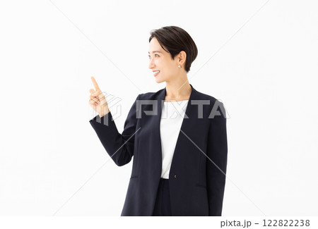 解説をする女性のイメージ (写真素材) 解説をする女性のイメージ (写真素材) 122822238