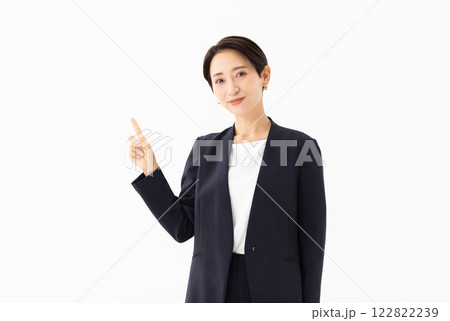 解説をする女性のイメージ　(写真素材) 122822239