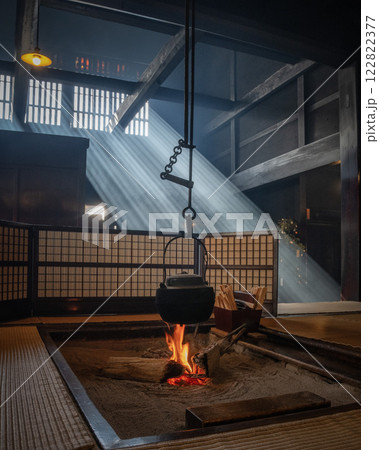 長野県　妻籠宿本陣の光芒射す囲炉裏 122822377