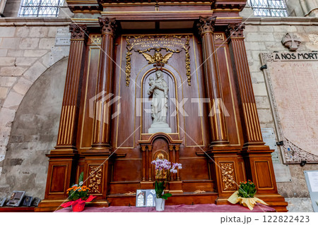 Church of our lady, Moret-sur-loing, France, interiors 122822423
