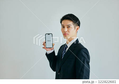 スマホを持つ20代の若い男性 スマホを持つ20代の若い男性 122822681