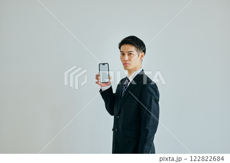 スマホを持つ20代の若い男性 122822684