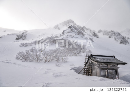 長野県　千畳敷カールから望む冬の山並み 122822721