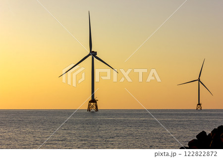 夕暮れの石狩浜と風力発電塔 122822872