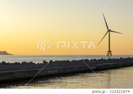 夕暮れの石狩浜と風力発電塔 122822874