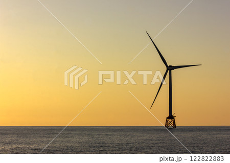 夕暮れの石狩浜と風力発電塔 122822883