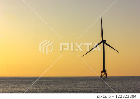 夕暮れの石狩浜と風力発電塔 夕暮れの石狩浜と風力発電塔 122822884
