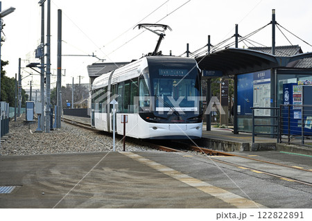 発車を待つ路面電車 122822891