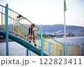 遊具の橋を歩く子供 122823411
