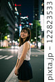 夜の都会で癒し笑顔の女性　1 122823533