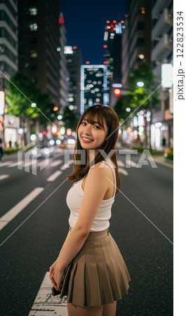 夜の都会の振り向き美人 122823534