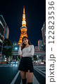 夜の東京タワーを背のポートレート　2 122823536