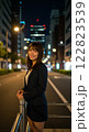 夜の都会にたたずむ女性 122823539