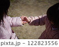 手のひらに花びらをのせた女の子たち 122823556