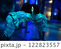 鏡の壁にあいた穴を覗きこむ子供 122823557
