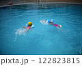 プールで泳ぐ子供達 122823815