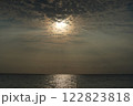 宮古島の海に沈む夕日 122823818