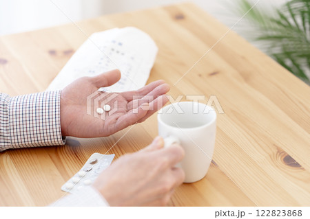 薬を飲む動作　薬を飲む手元　薬服用　 122823868