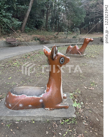 公園にある動物のオブジェ 122823942