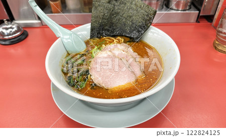 飲食店の風景(チェーン店の辛味噌チャーシュー麺) 飲食店の風景(チェーン店の辛味噌チャーシュー麺) 122824125