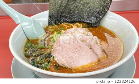 飲食店の風景(チェーン店の辛味噌チャーシュー麺) 飲食店の風景(チェーン店の辛味噌チャーシュー麺) 122824126