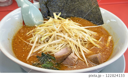 飲食店の風景（チェーン店の辛味噌ネギラーメン） 122824133