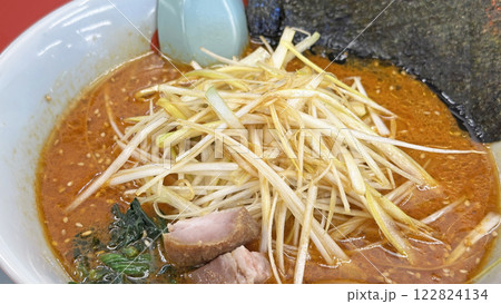 飲食店の風景（チェーン店の辛味噌ネギラーメン） 122824134
