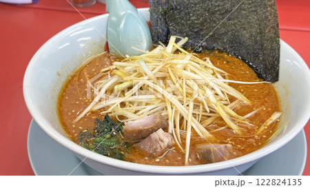 飲食店の風景（チェーン店の辛味噌ネギラーメン） 122824135