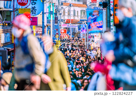 日本の東京都市景観マ姿の高齢者が増加…。脅威の人出、外国人観光客で賑わう原宿・竹下通り＝11日 122824227