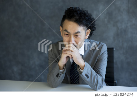 スーツを着た男性  122824274