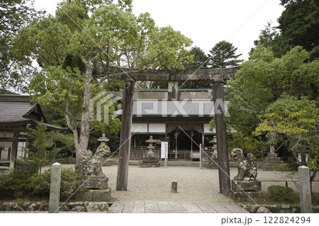 浦島神社　参道から望む鳥居と拝殿3 122824294