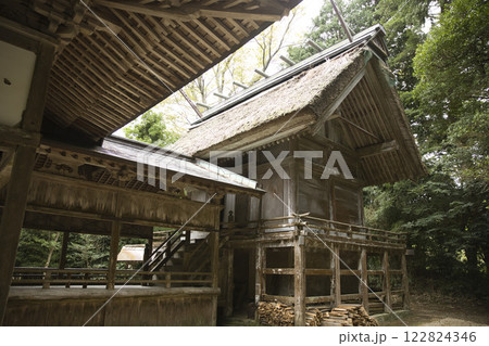 浦島神社　静寂に包まれる本殿と中殿2 122824346