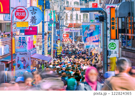 日本の東京都市景観インバウンド続く、脅威の人出、外国人観光客で賑わう原宿・竹下通り=2月11日 日本の東京都市景観インバウンド続く、脅威の人出、外国人観光客で賑わう原宿・竹下通り=2月11日 122824365