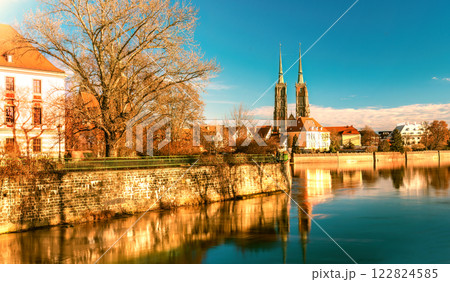 Autumn view on the center historical part of the city Wroclaw across the Odra River 122824585