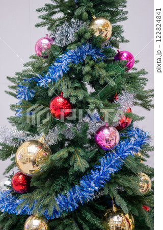 Celebrating the spirit of christmas indoor tree decorations in vibrant colors Celebrating the spirit of christmas indoor tree decorations in vibrant colors 122824841