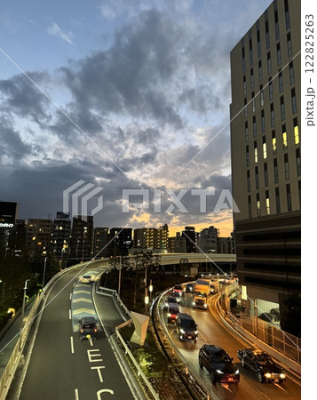 夕暮れの空とカーブする道路 夕暮れの空とカーブする道路 122825263