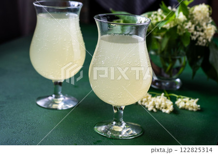 Carbonated elderflower drink. Flower summer kvass in glasses 122825314