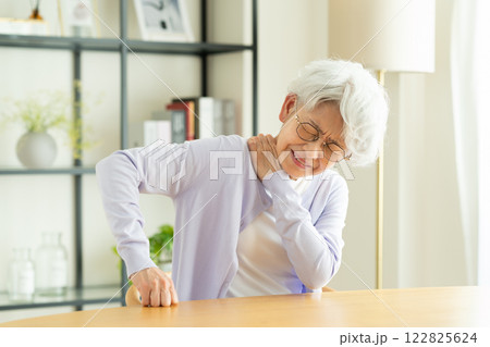 肩こりのシニアの女性 122825624