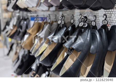 アパレル店　陳列された靴 122825640