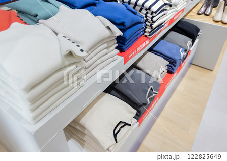 アパレル店　陳列された洋服 122825649