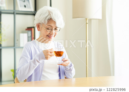 紅茶を飲むシニアの女性 122825996