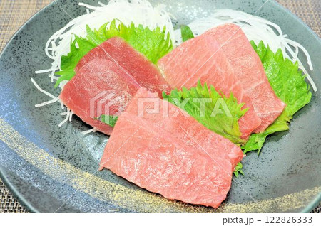 大間のマグロ　中トロと赤身 122826333