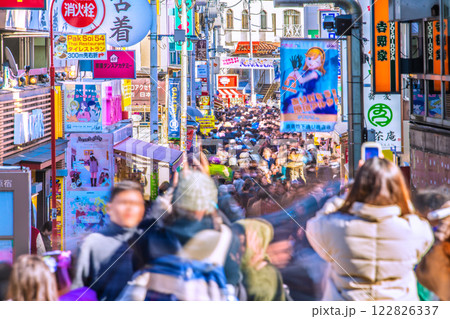 日本の東京都市景観インバウンド続く、脅威の人出、外国人観光客で賑わう原宿・竹下通り。新時代に幸あれ 122826337