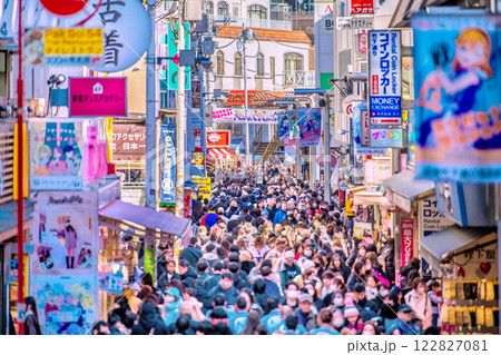 日本の東京都市景観インバウンド続く、脅威の人出、外国人観光客で賑わう原宿・竹下通り。新時代に幸あれ 122827081