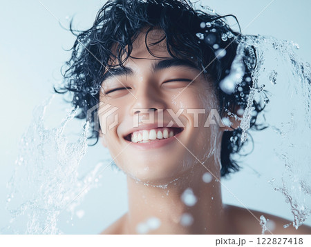 髪を洗う男性 122827418