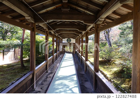 【京都】嵐山の「天龍寺」小方丈と多宝殿を繋ぐ通路 122827488
