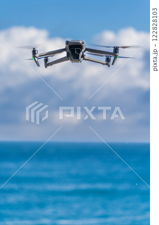 海岸を飛行するドローン 122828103