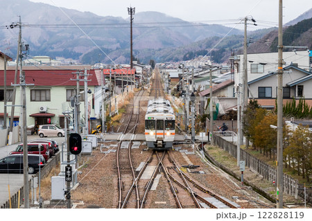 【高山本線】飛騨古川駅へ入線する普通列車 122828119