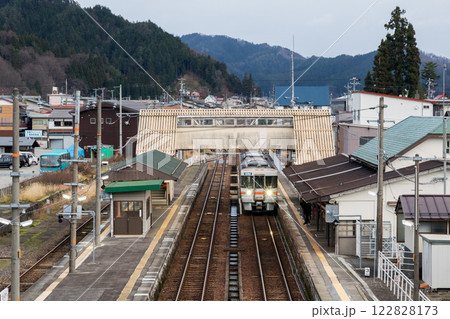 【高山本線】飛騨古川駅に停車する普通列車 122828173