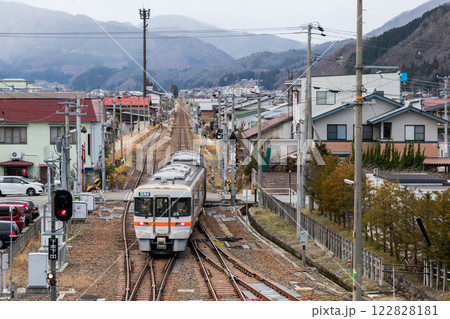 【高山本線】飛騨古川駅を出発する普通列車 122828181